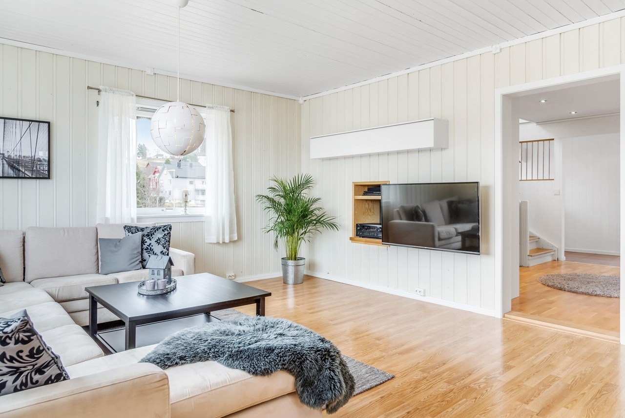 Eneboligen har en adskilt stue- og kjøkkenløsning. Stuearealet er på 23 kvm, så her har du flere møbleringsmuligheter. Galleribilde