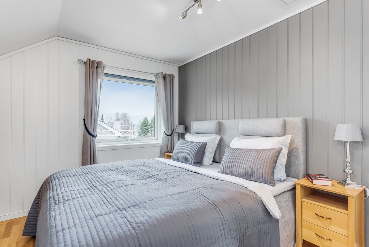 Boligen har totalt fire soverom. Alle soverommene ble oppusset tilbake i 2015 med blant annet malte flater. Galleribilde