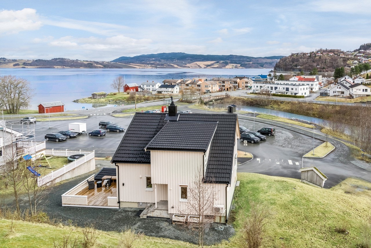 Velkommen til Ørabakken 10. En spennende enebolig med potensialet for hybelutleie, stor tomt og særpreg! Galleribilde