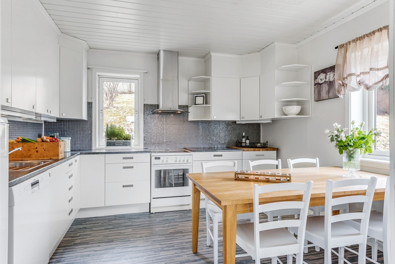 Her har du et funksjonelt og praktisk L-formet kjøkken fra 2008 med god skap- og benkeplass. Galleribilde