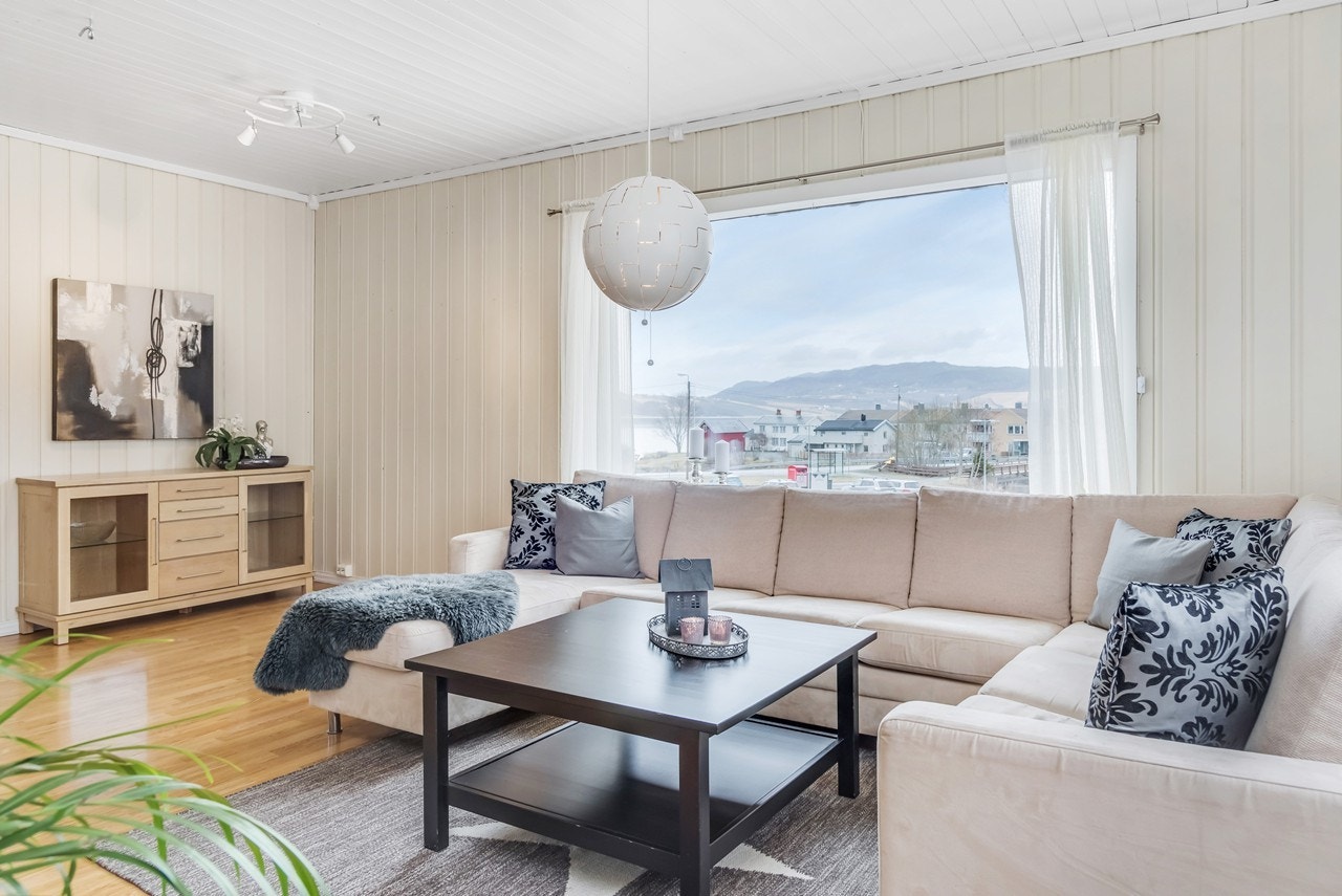 Trivelige vinduer tilfører stuen både godt med lys og hyggelig stemning. Fra vinduet har du også flott utsikt mot Tangentunet, Buvikbukta og tarmen på lakselva Vigda i Buvika. Galleribilde