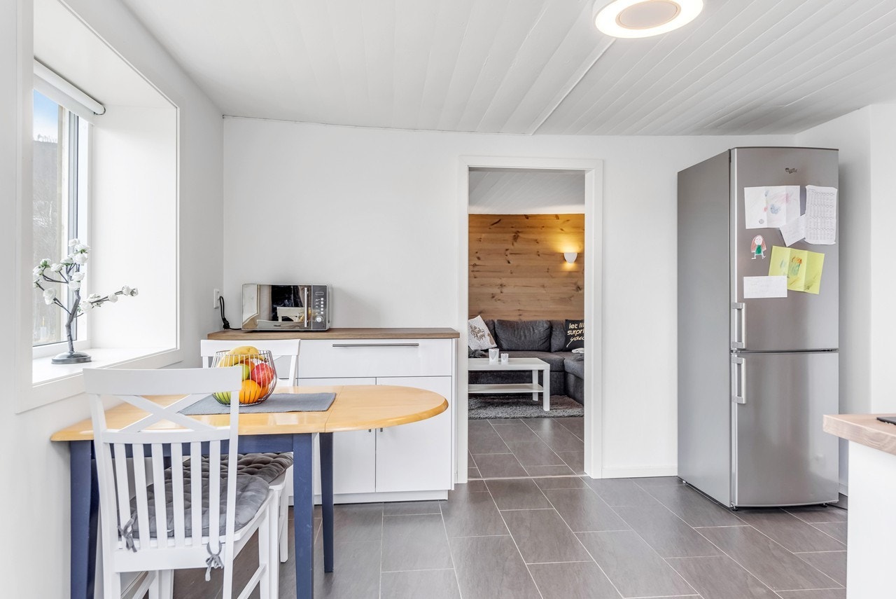 Hybelen er på overkant av 40 kvm og har et pent flislagt gulv med varmekabler. Galleribilde