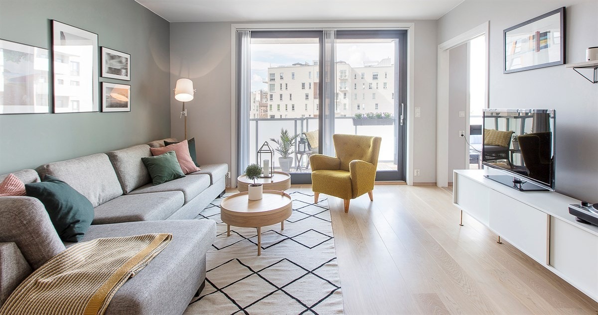 Leiligheten fremstår som lys og tiltalende med smakfulle farge- og materialvalg. Boligen er betydelig påkostet og det er gjort en rekke tilvalg i byggeprosessen Galleribilde