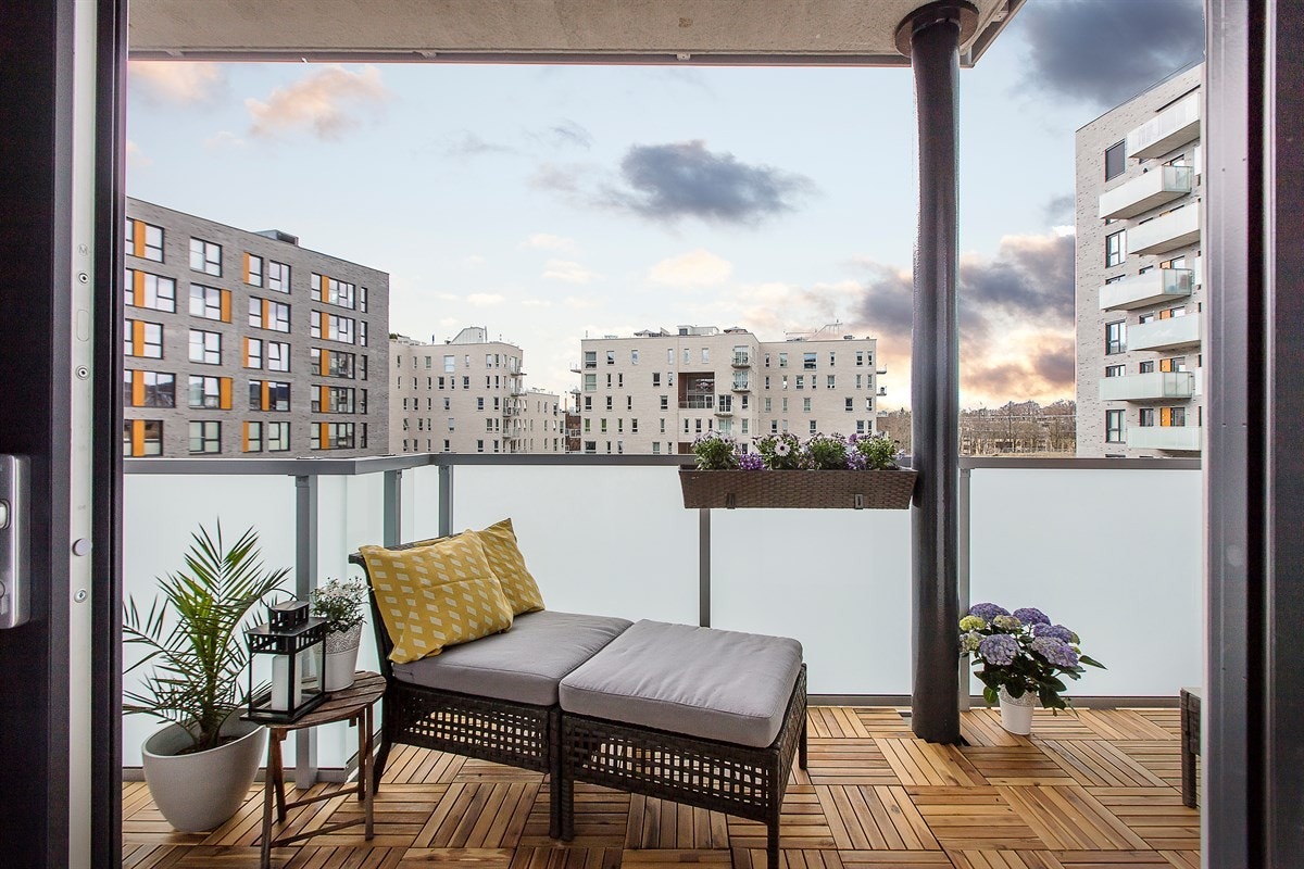 Fra stuen er det utgang til flott, sydvestvendt balkong på ca 10 m² med utmerkede solforhold. Galleribilde