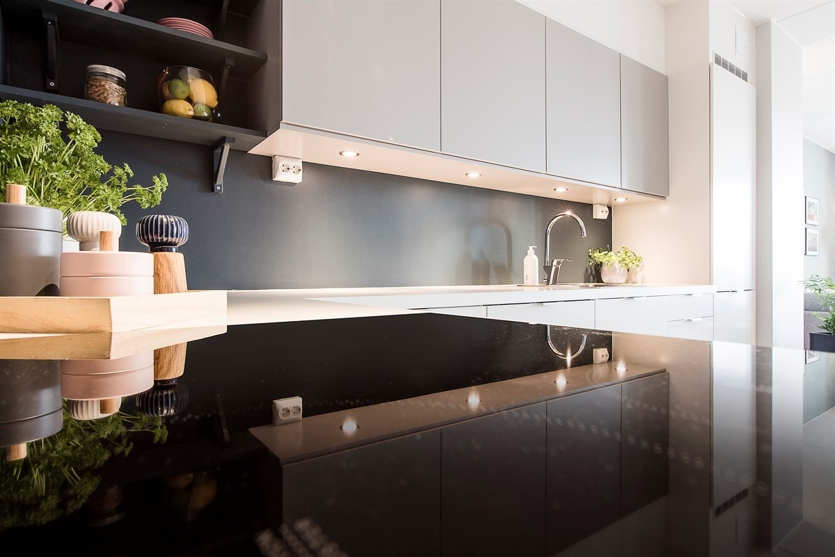 Rikelig med skap- og benkeplass. Perfekt for hobbykokken! Galleribilde