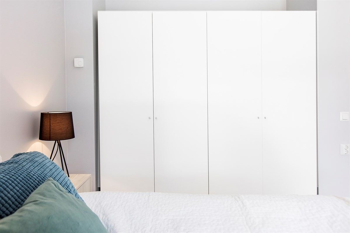 Godt med garderobeplass på hovedsoverommet Galleribilde