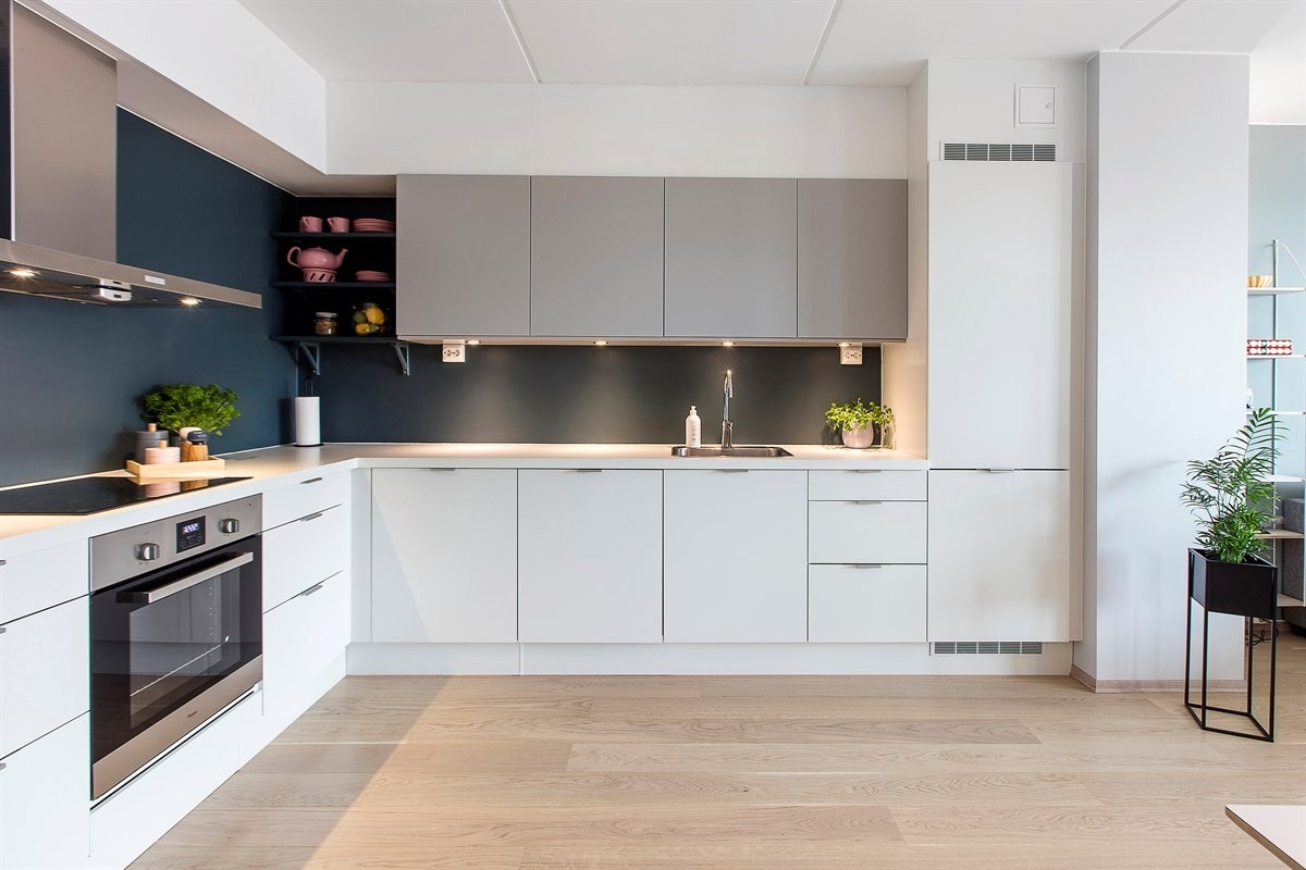 Stilren kjøkkeninnredning fra HTH. Det er integrerte kvalitetshvitevarer og kjøkkenhette fra Røroshetta. Galleribilde