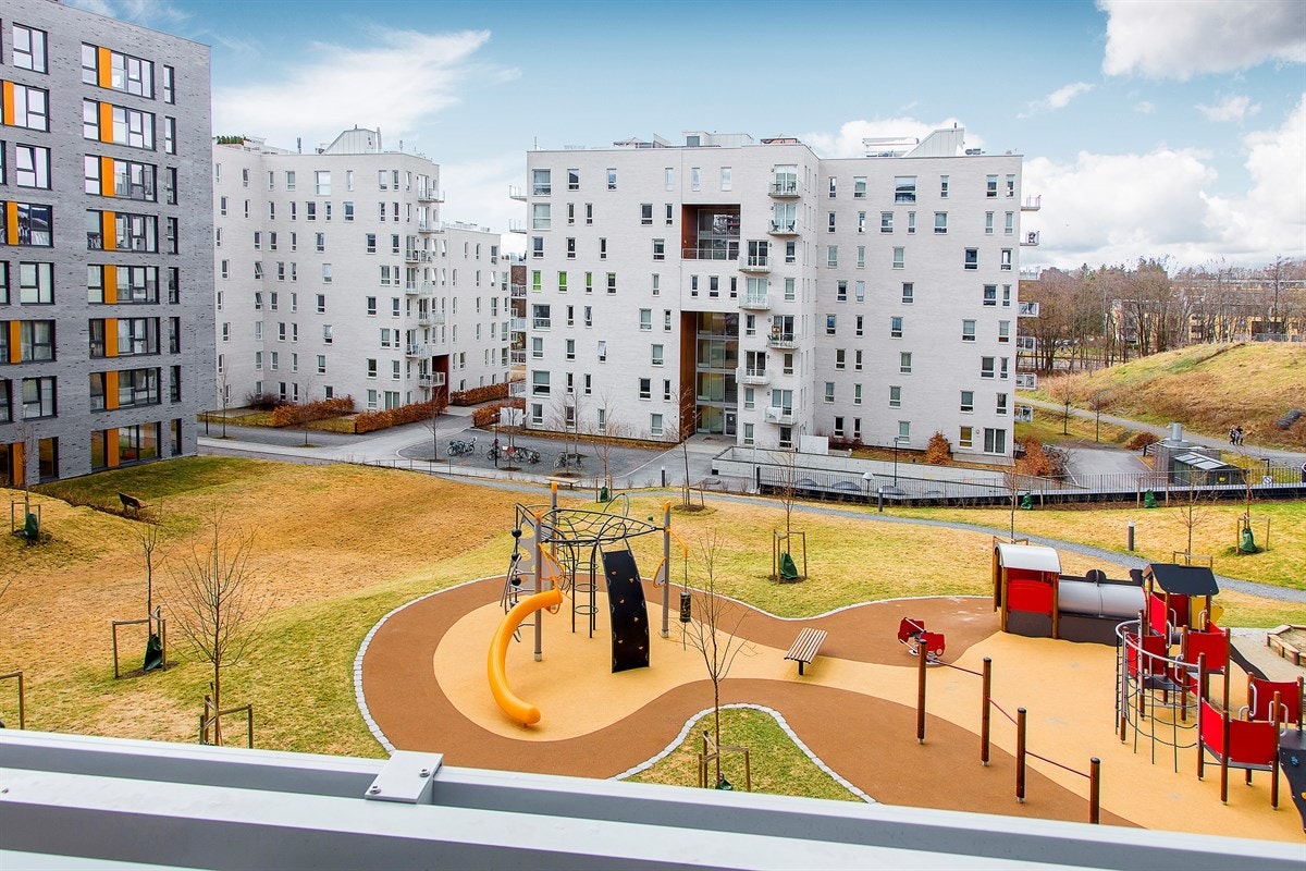 Leiligheten ligger i et veletablert boligområde med flotte felles uteområder. Sameiets beboere har fortrinnsrett i barnehagen i Fernanda Nissens gate. Galleribilde