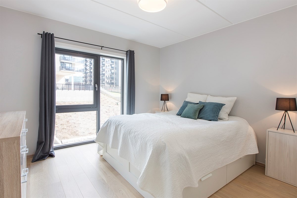 Romslig og lyst hovedsoverom Galleribilde