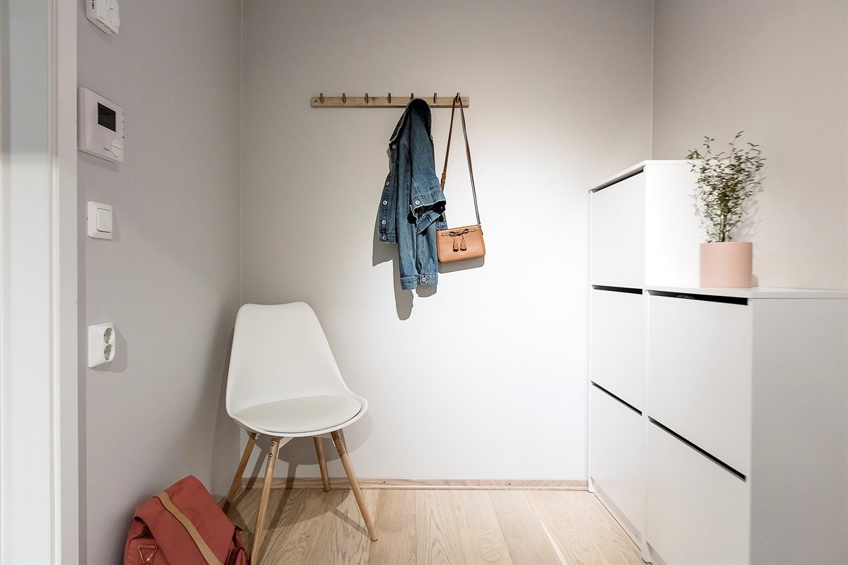 Entréen er stor med rikelig med oppbevaringsplass for yttertøy og sko Galleribilde