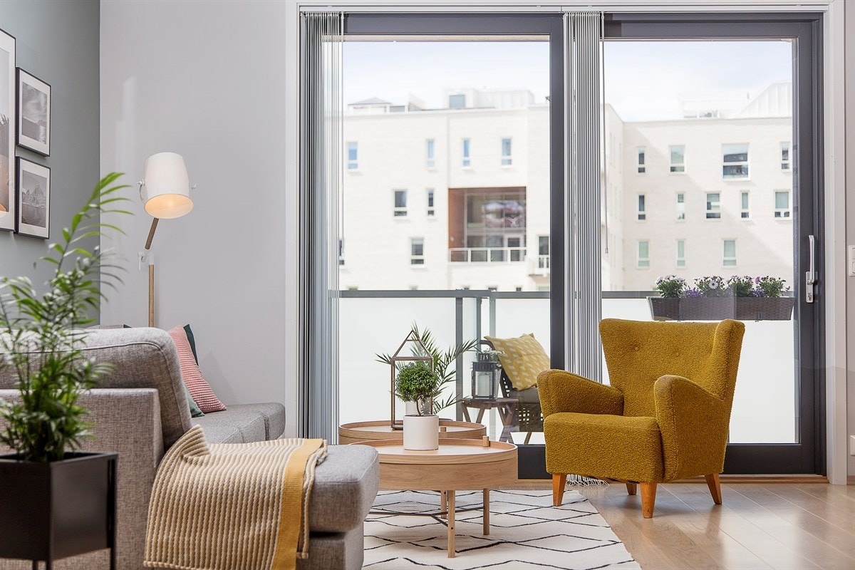 Det er én-stavs eikeparkett og vannbåren gulvvarme i alle gulv. Veggene er malt i en nøytral, lys gråfarge med klassisk hvitt på dører, gerikter og dørkarmer. Moderne fondvegger bryter opp og skaper et raffinert uttrykk. Galleribilde