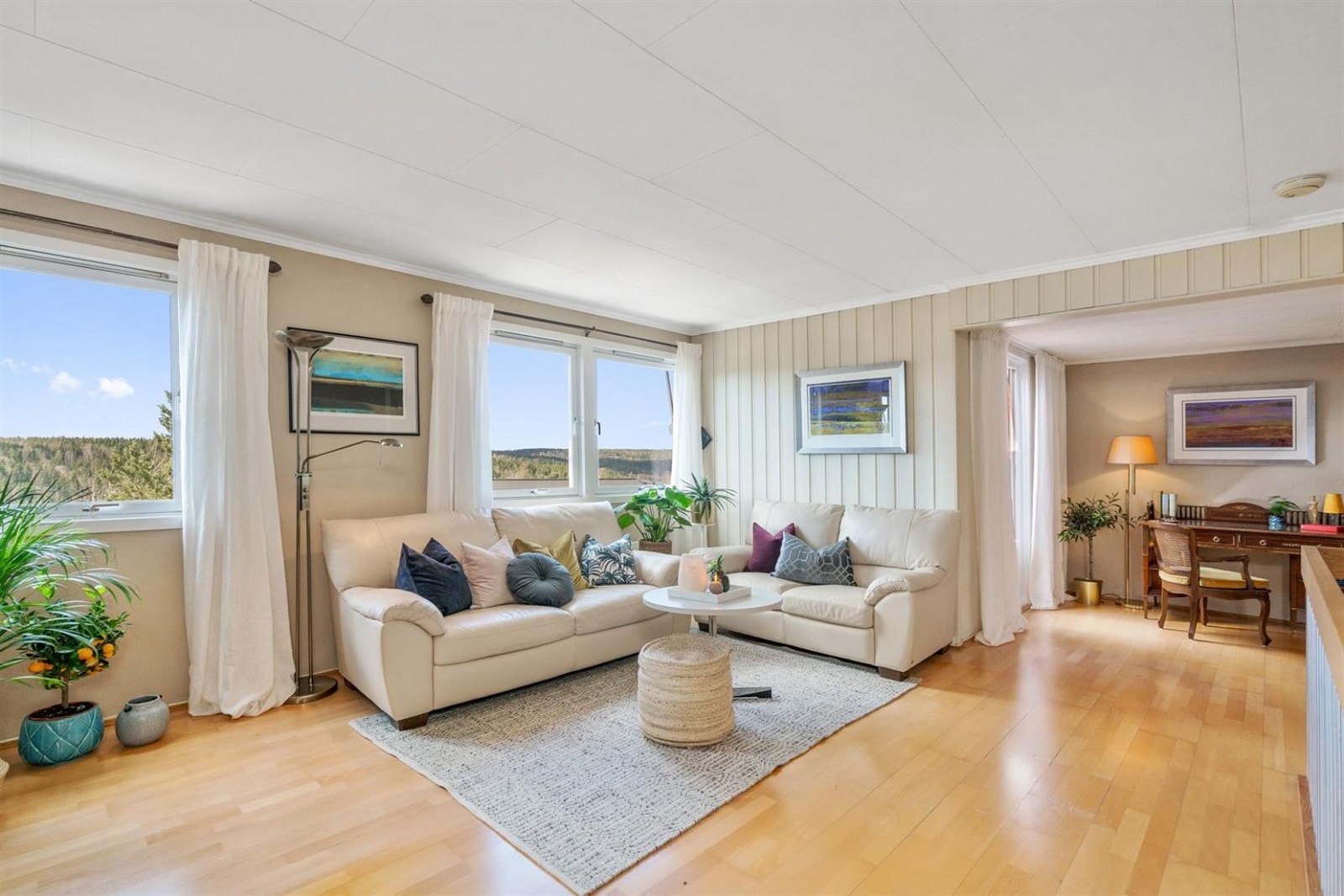 Store vindusflater og flott utsikt. Galleribilde