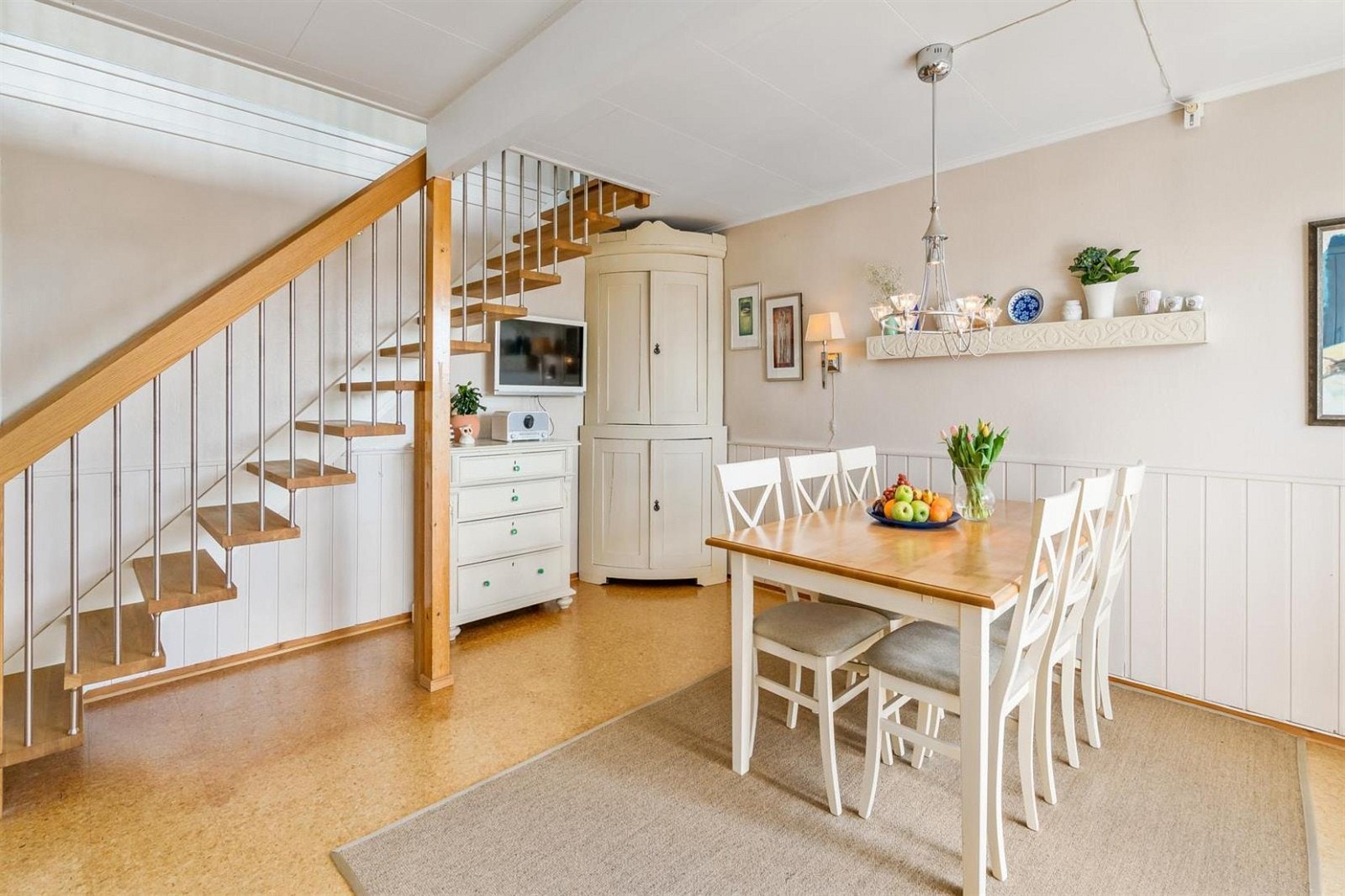 Kjøkken/allrom. NY moderne trapp i heltre eik. Galleribilde