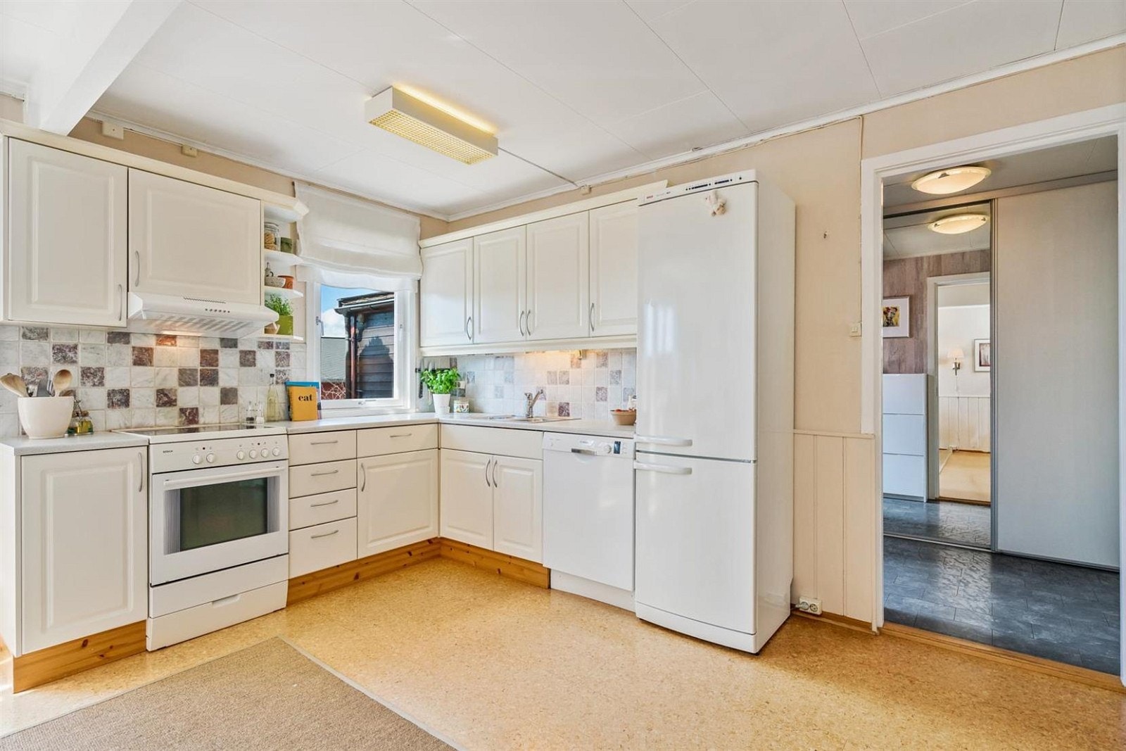 Profilerte fronter og laminat benkeplate. Galleribilde