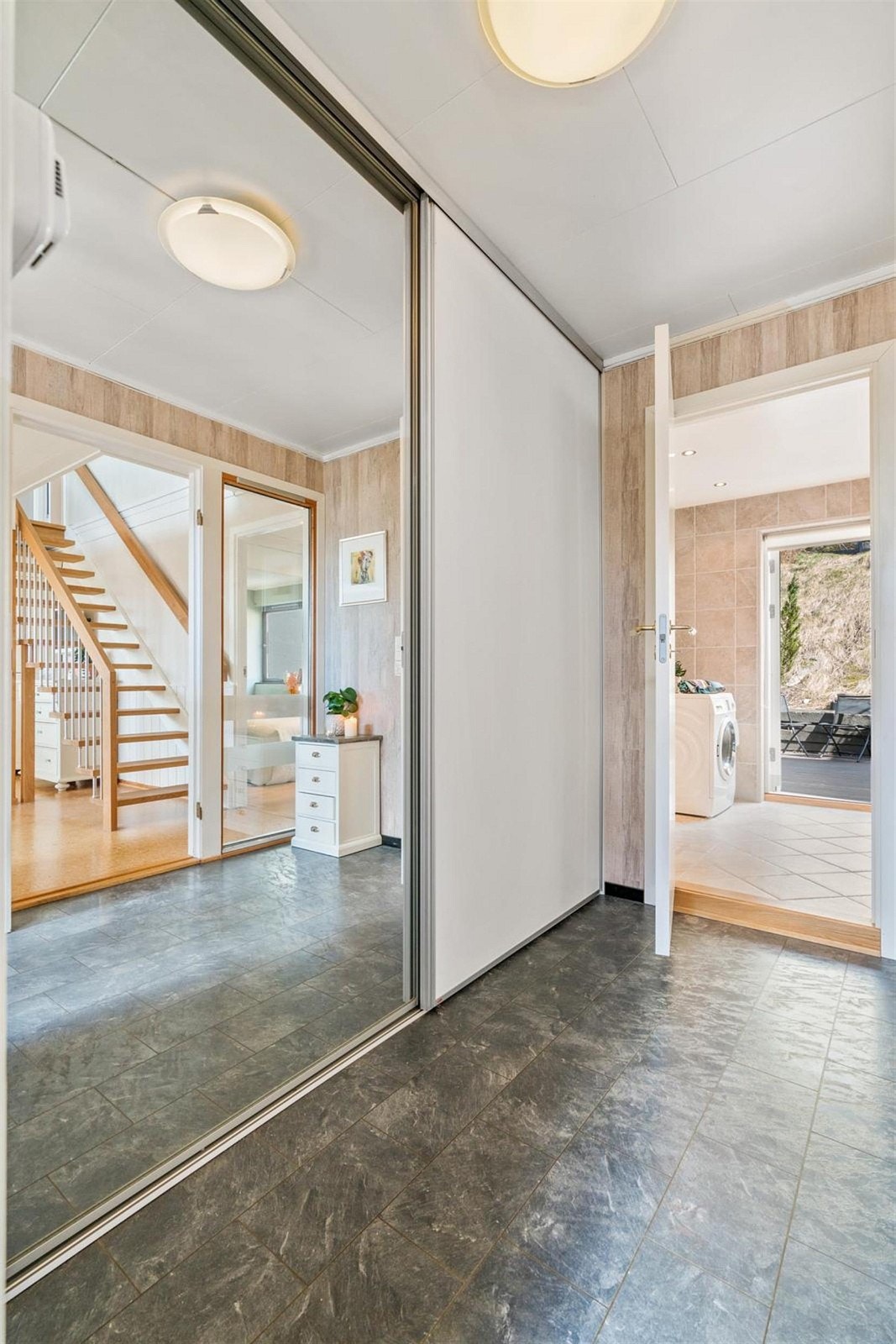 Romslig entré med gode oppbevaringsmuligheter. Galleribilde