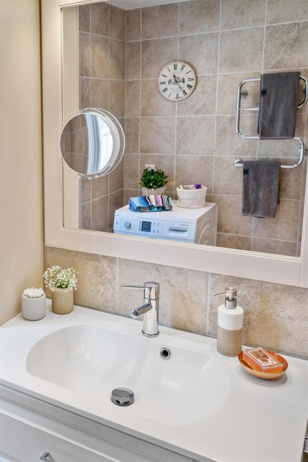 Vegghengt servantskap med tilhørende belyst speil. Galleribilde