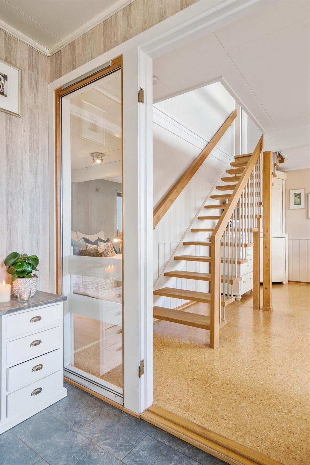 Entréen fører deg videre til badet og kjøkkenet. Galleribilde