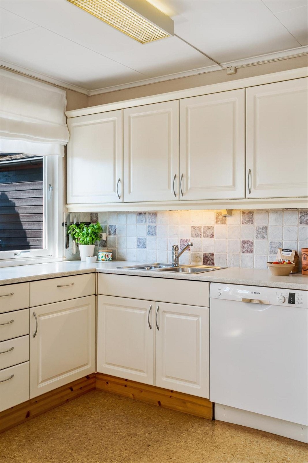 Godt med oppbevaring og arbeidplass. Galleribilde