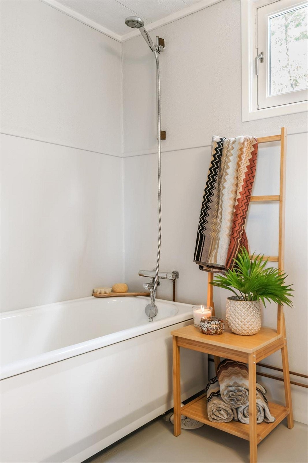 Bad med badekar, toalett og vegghengt servantskap. Galleribilde