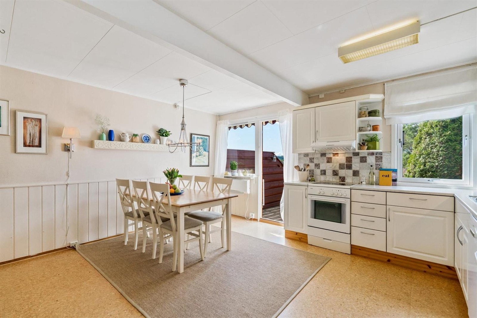 Romslig kjøkken/allrom med god plass til kjøkken, spiseplass og en liten sofagruppe. Galleribilde