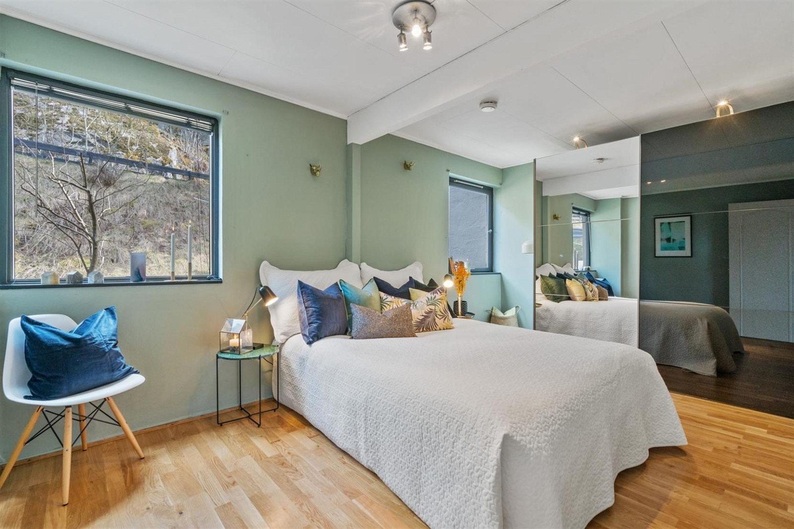 Hovedsoverommet har god størrelse og nyere innredning. Galleribilde