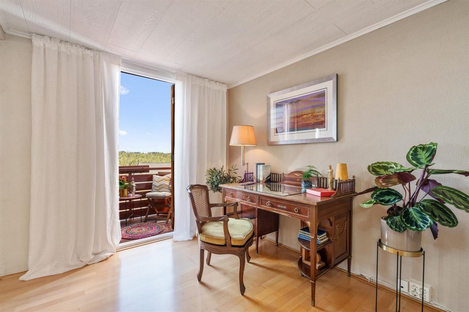 Kontorplass i andre enden av stuen. Utgang til balkong. Galleribilde