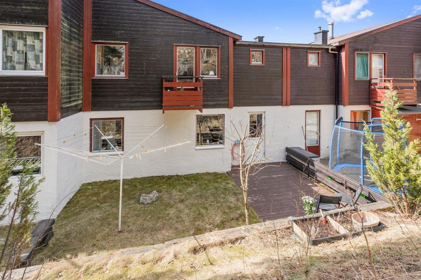 Markterrasse og gressplen på baksiden av boligen. Galleribilde