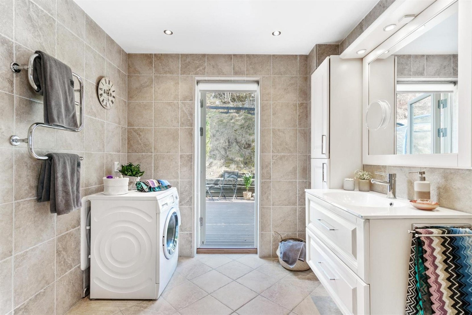 Fra badet er det utgang til terrasse og hage på baksiden av boligen. Galleribilde