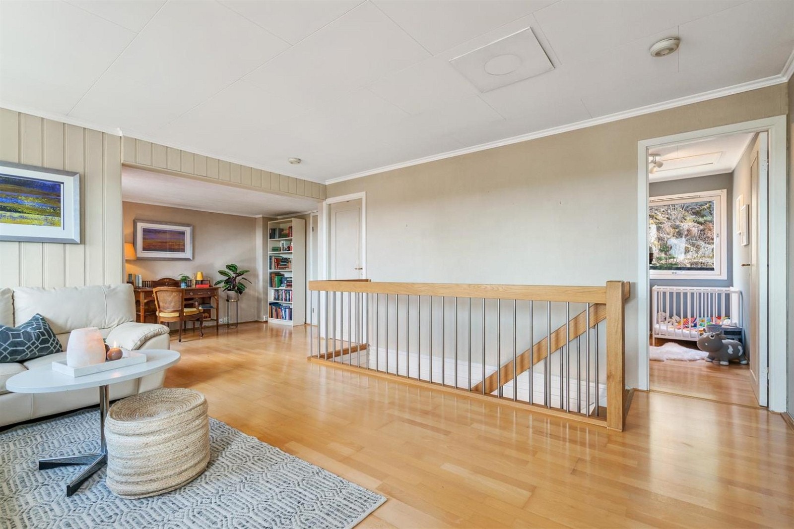 Romslig stue med god plass til sofagruppe langbord og kontor. Galleribilde