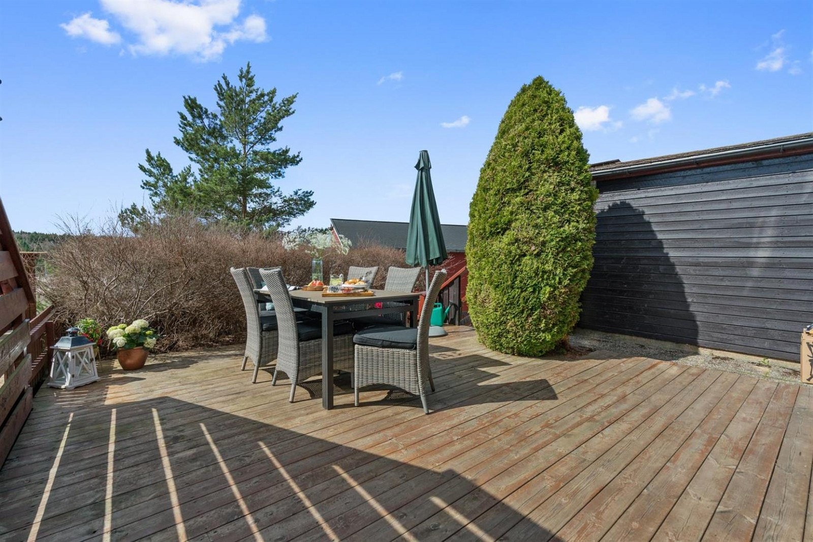 Solrik terrasse med adkomst fra kjøkken og hagen. Galleribilde