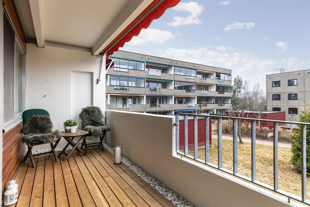 Sørvestvendt veranda med markise, stikkontakter og nyere gulv Galleribilde