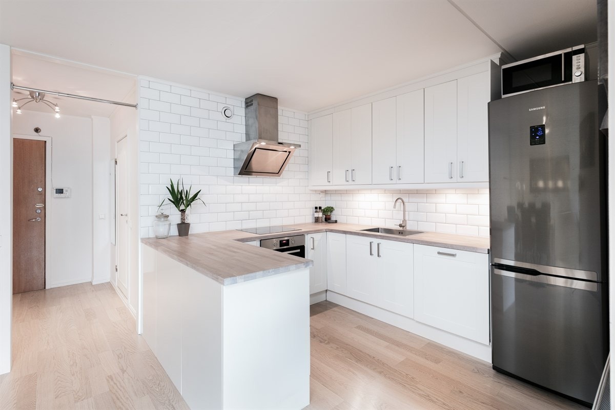 Hyggelig kjøkkenløsning fra 2013 med flere integrerte hvitevarer Galleribilde