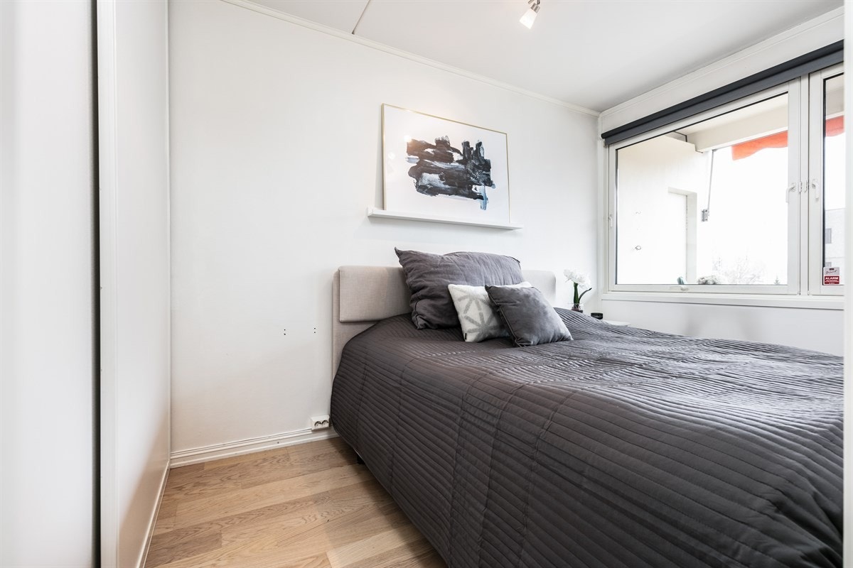 Romslig soverom med skyvedørsgarderobe Galleribilde