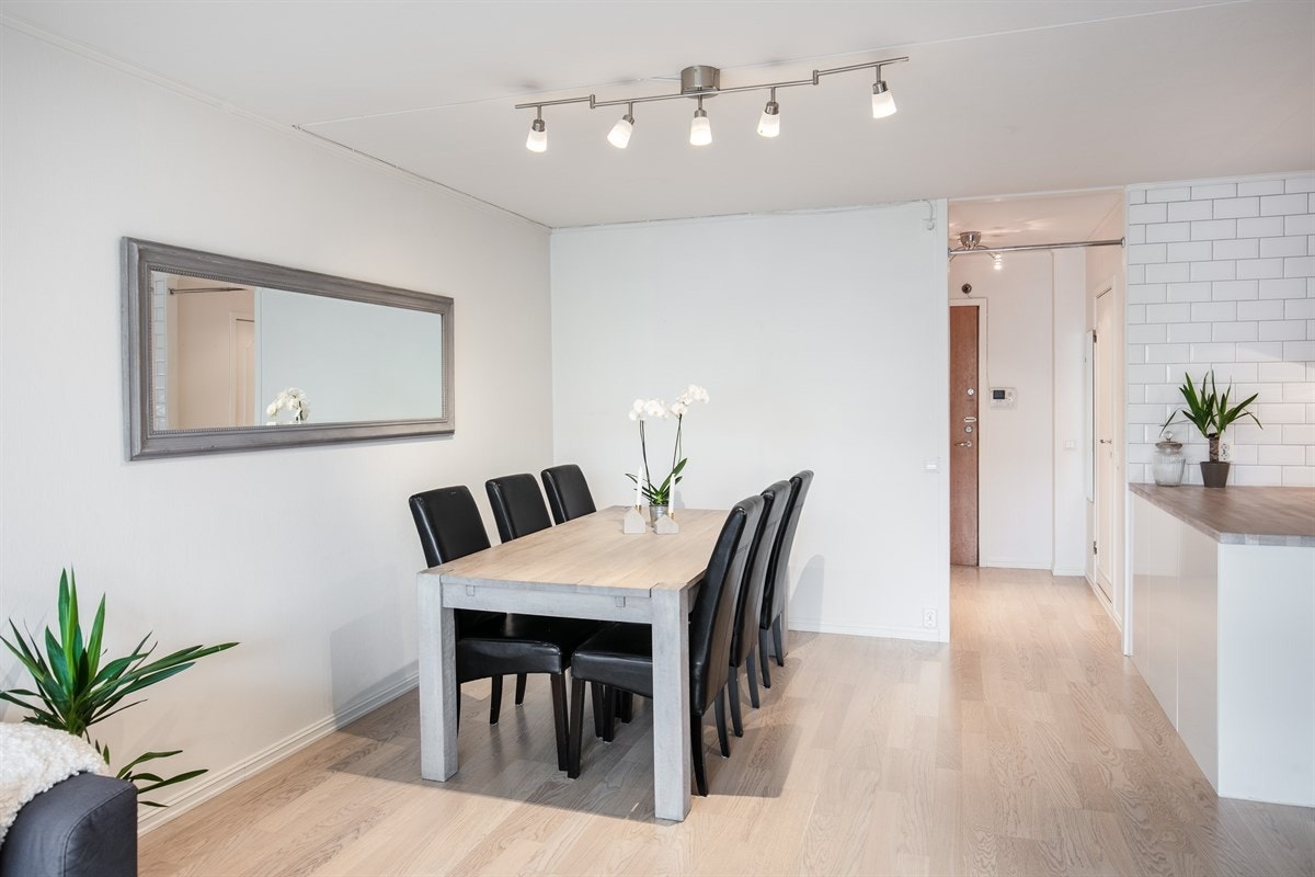 God plass til stort spisestuebord i stue Galleribilde