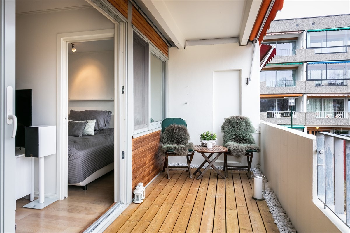 Verandaen fungerer som en flott forlengelse av stuen Galleribilde