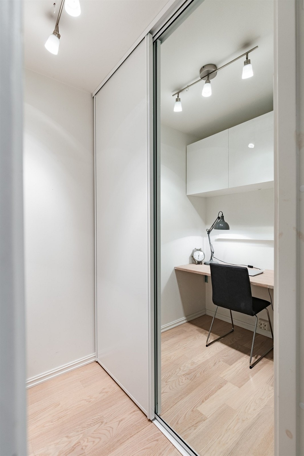 Smart og praktisk kontor- og bodløsning tilknyttet entré Galleribilde