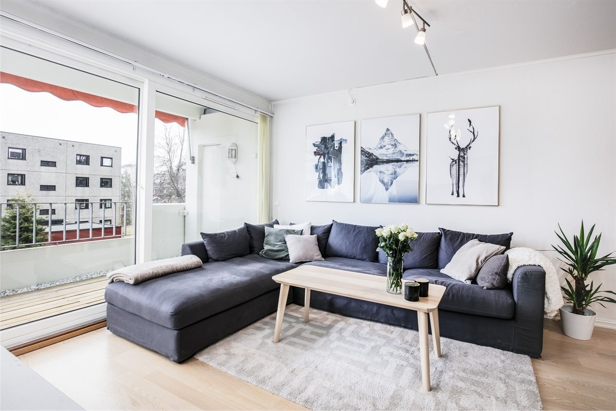 Stue med utgang til stor, solrik veranda Galleribilde