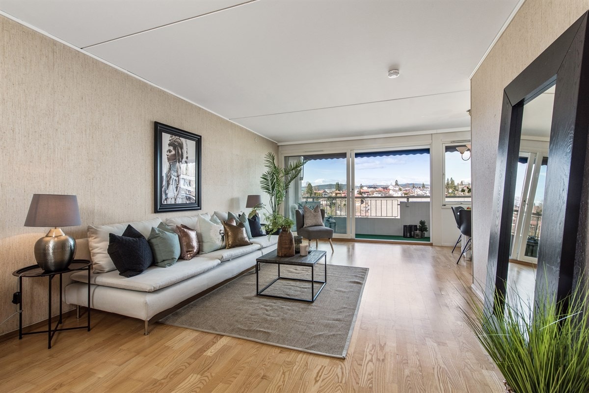 Store vindusflater som gir gode lysforhold. Galleribilde