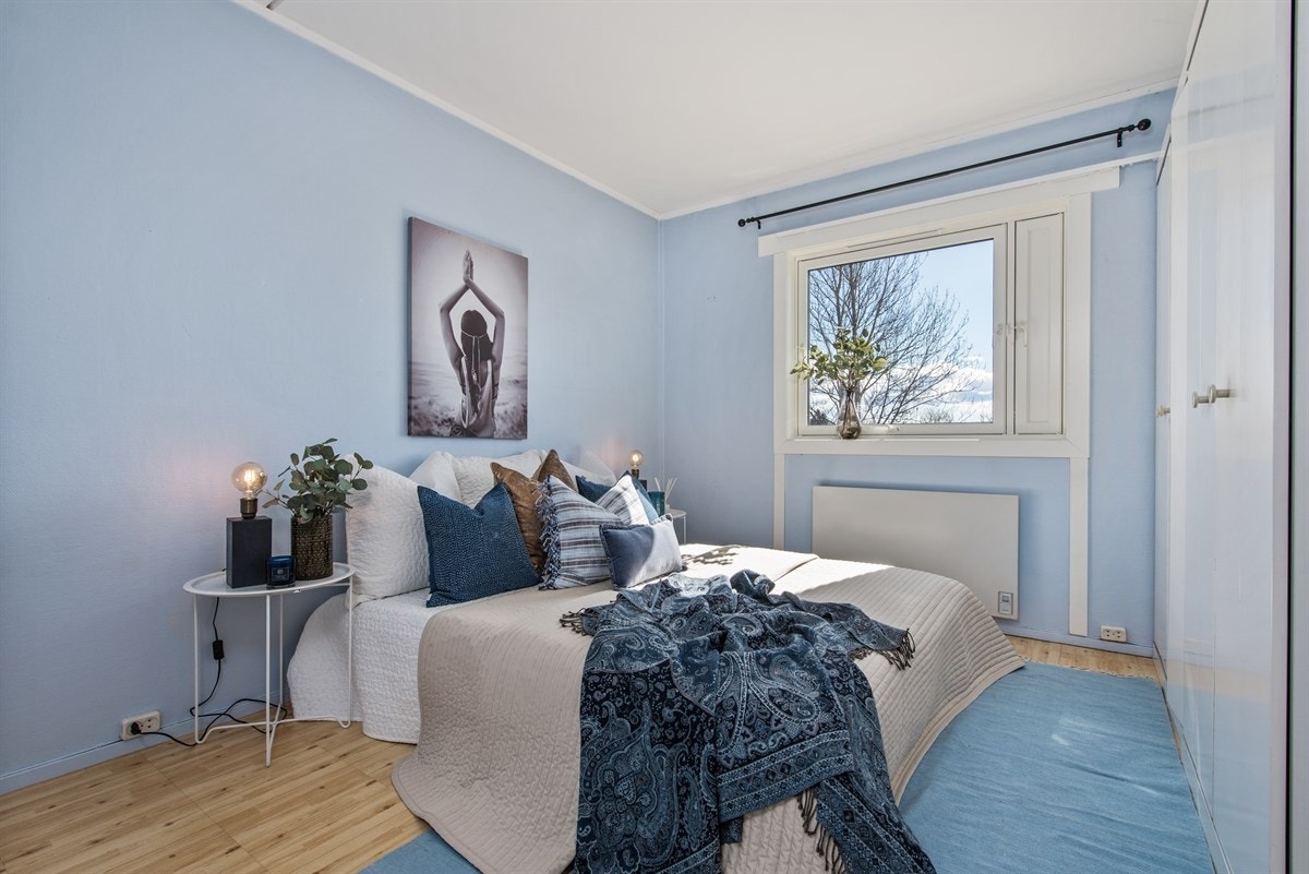 Soverom 1 med god garderobeplass. Galleribilde