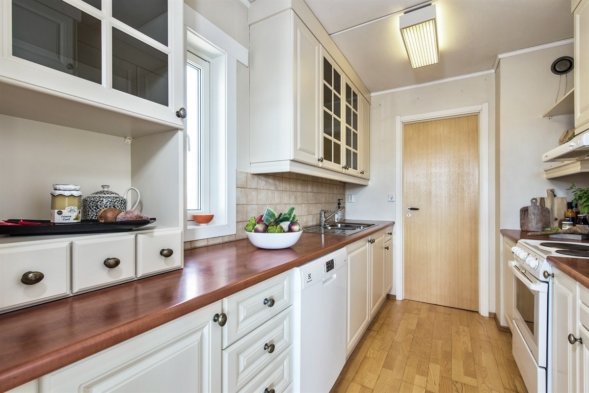 Kjøkken med vindu på gavlvegg. Galleribilde