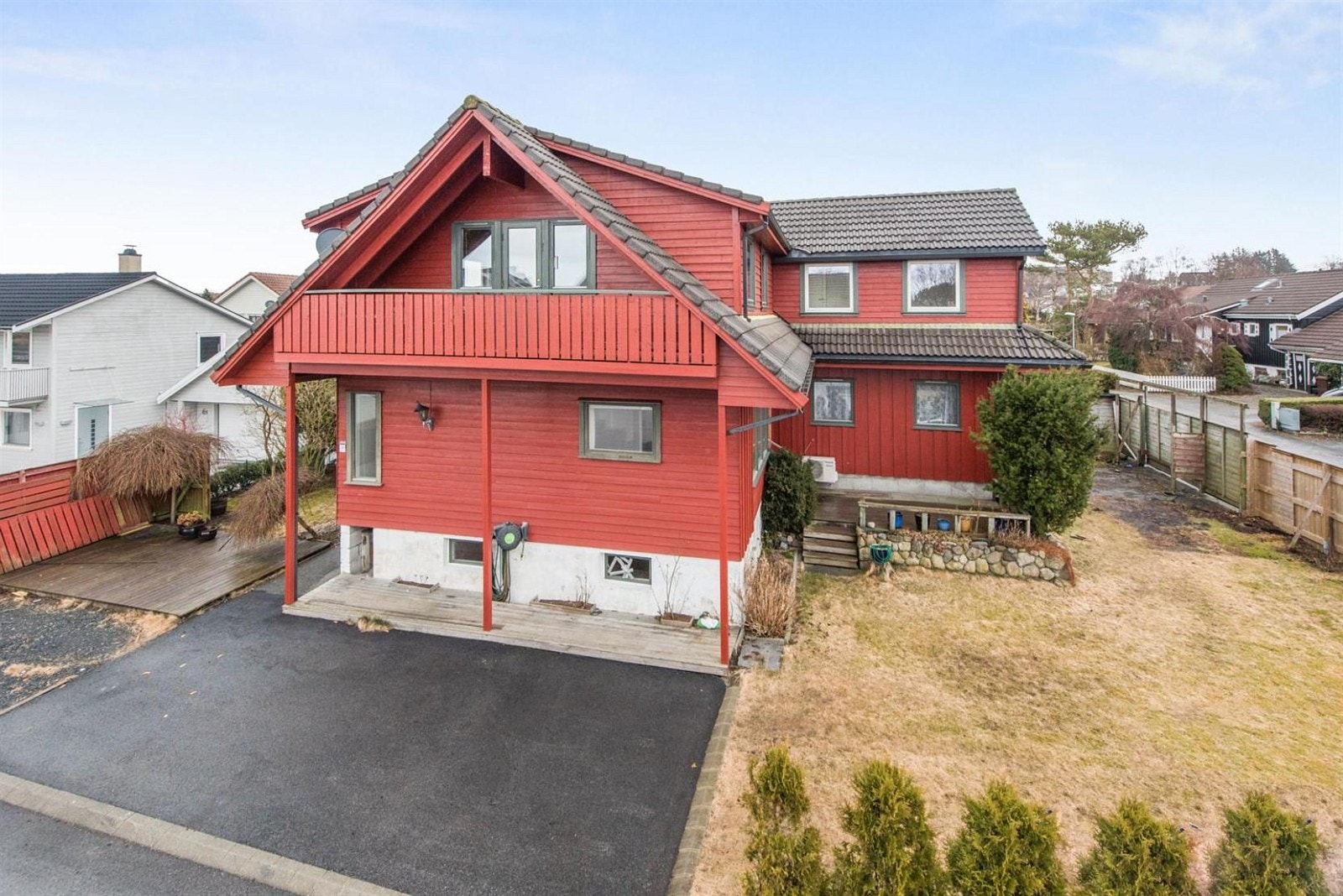 En innholdsrik og romslig tomannsbolig. Galleribilde