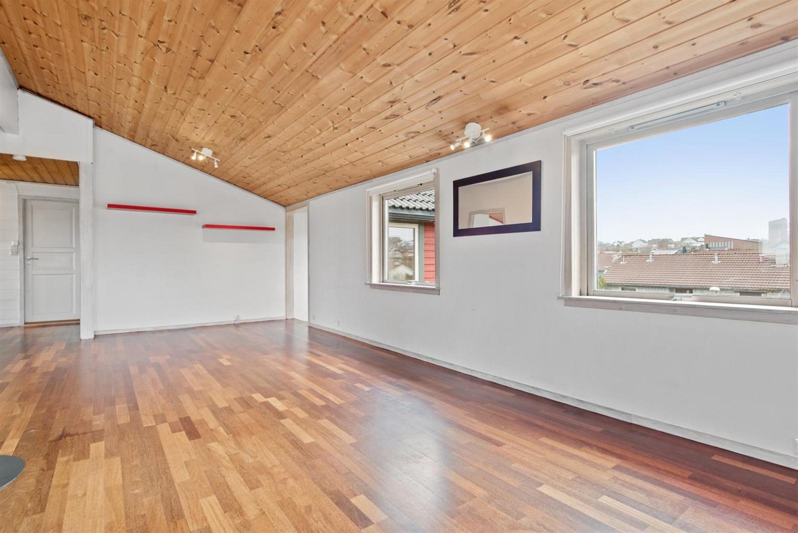 Utsikt fra 2.etasje. Samt godt med naturlig lys fra store vindusflater. Galleribilde