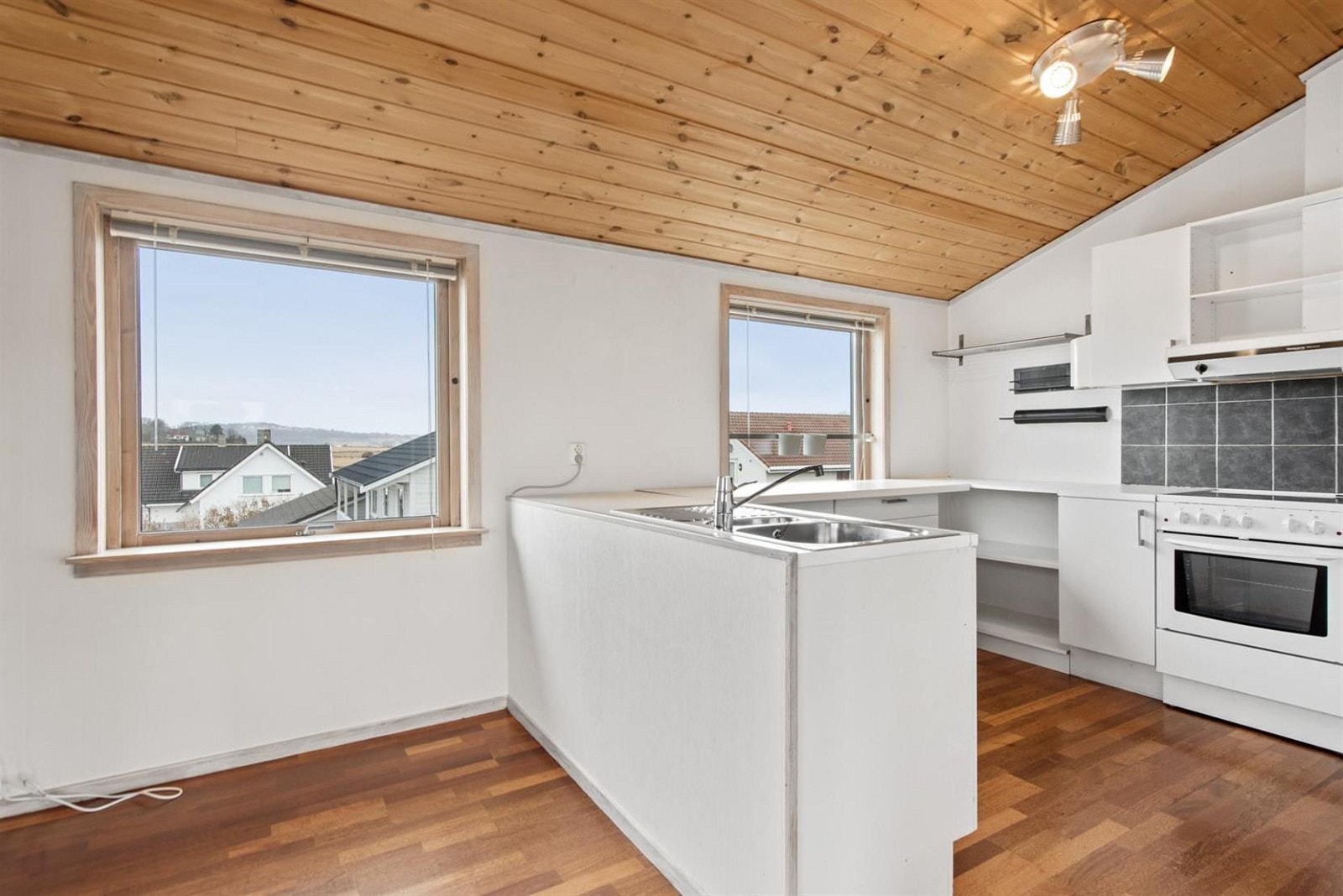 Kjøkkenet er lyst og enkelt med godt med skapplass i over og underskap. Galleribilde