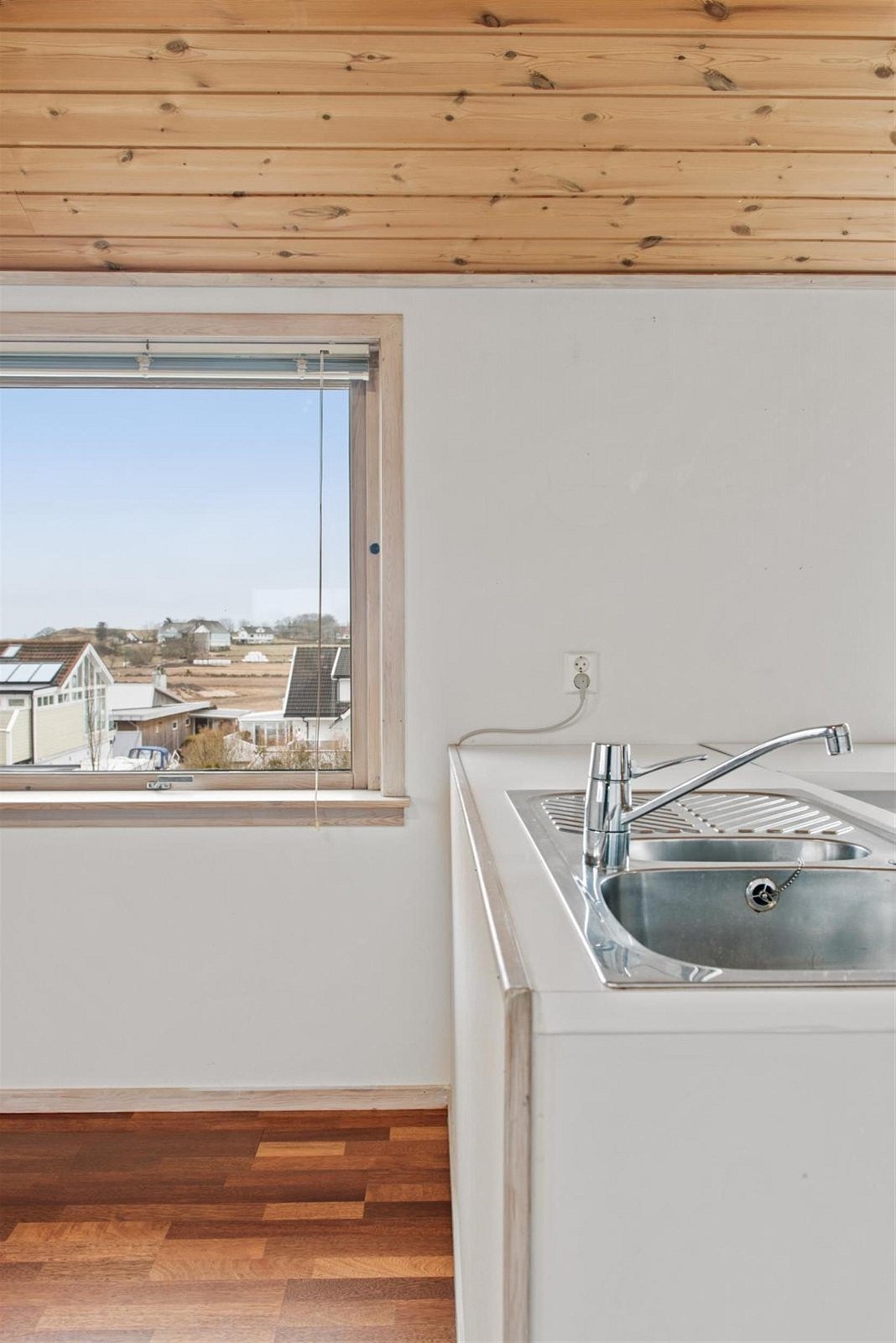 Stuen og kjøkkenet er i en åpen løsning med et naturlig skille ved kjøkken halvøy. Galleribilde