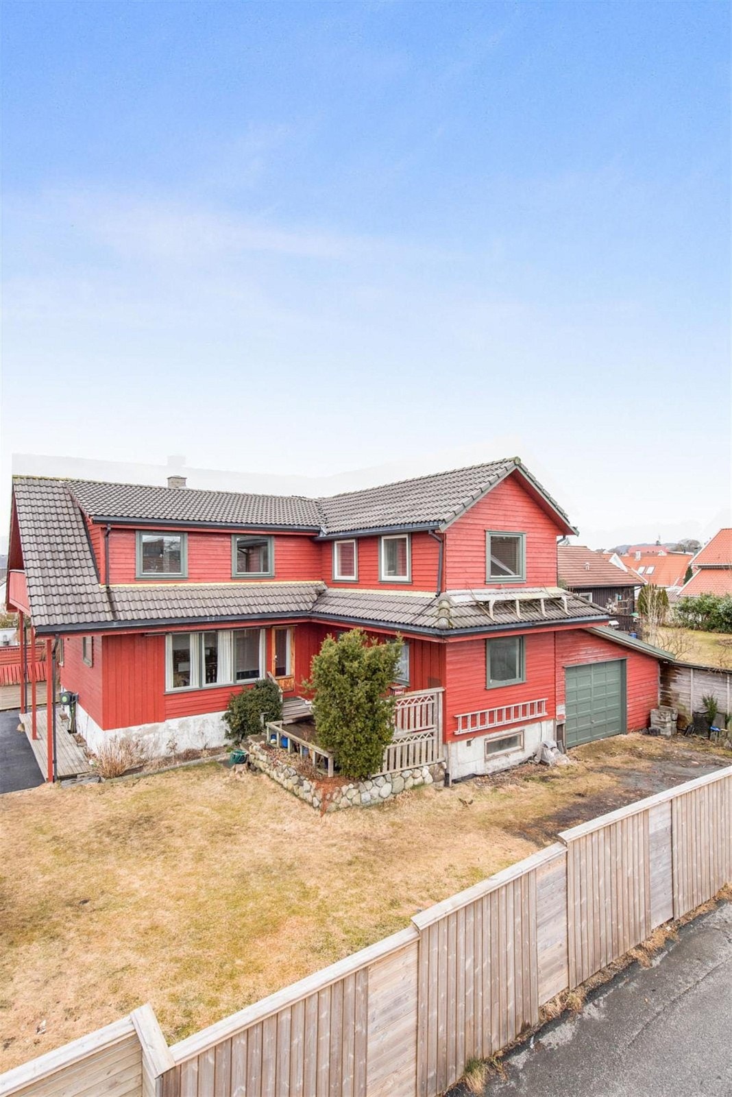 Tomten er avgrenset mot gaten med gjerde. Galleribilde