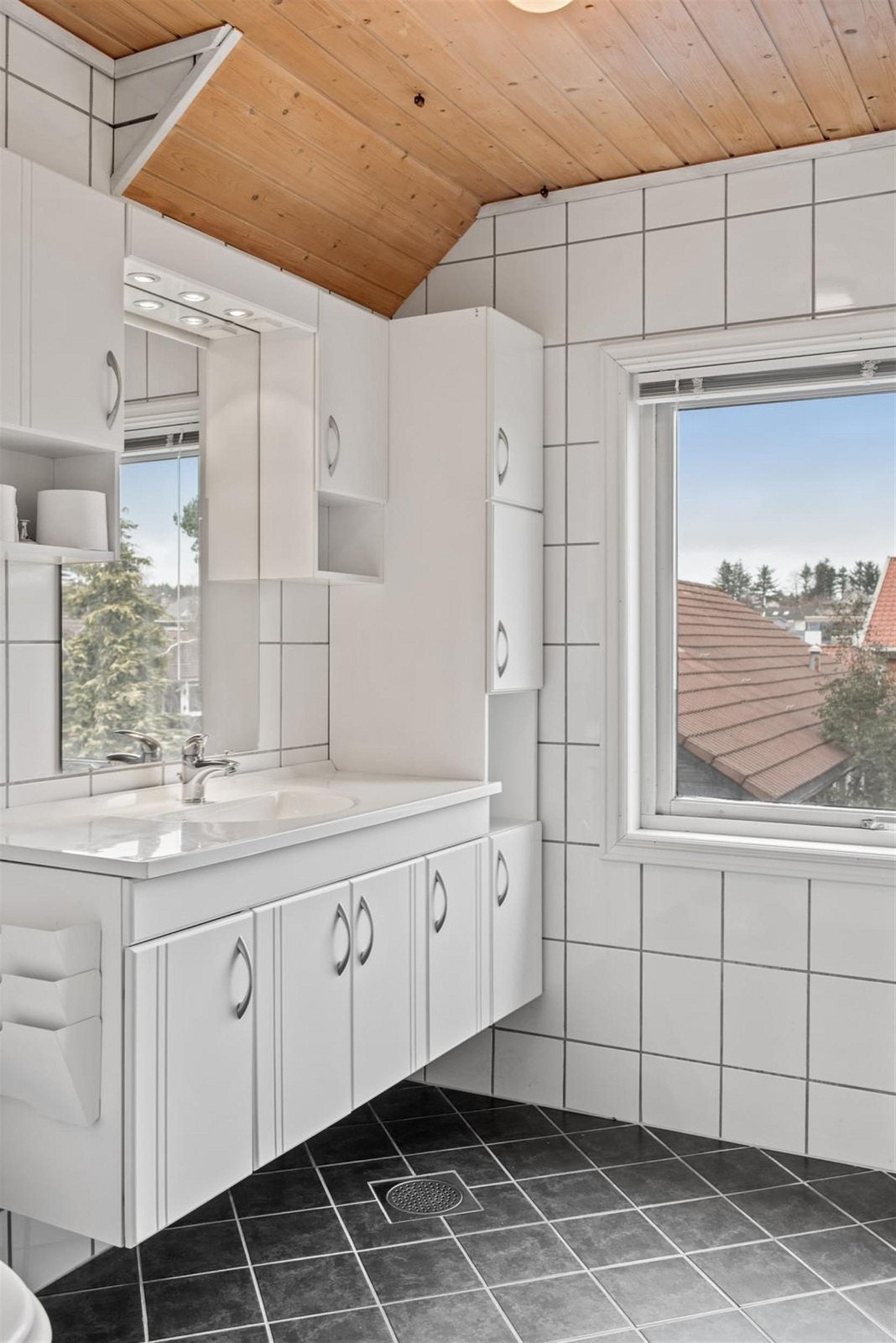 Baderom. Fliser på vegger og gulv. Galleribilde