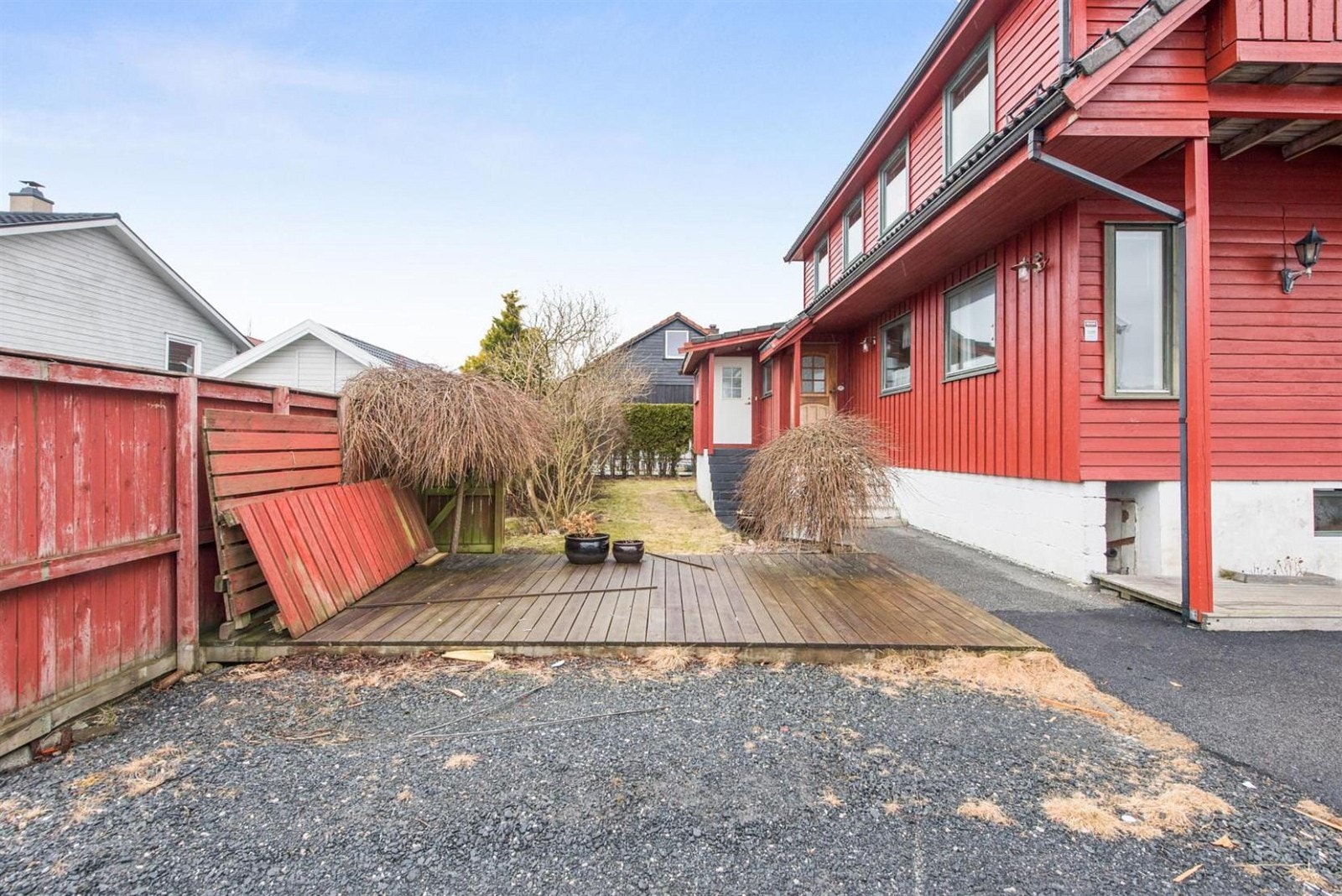 Gårdsrom med en liten terrasse og tilhørende hage. Galleribilde