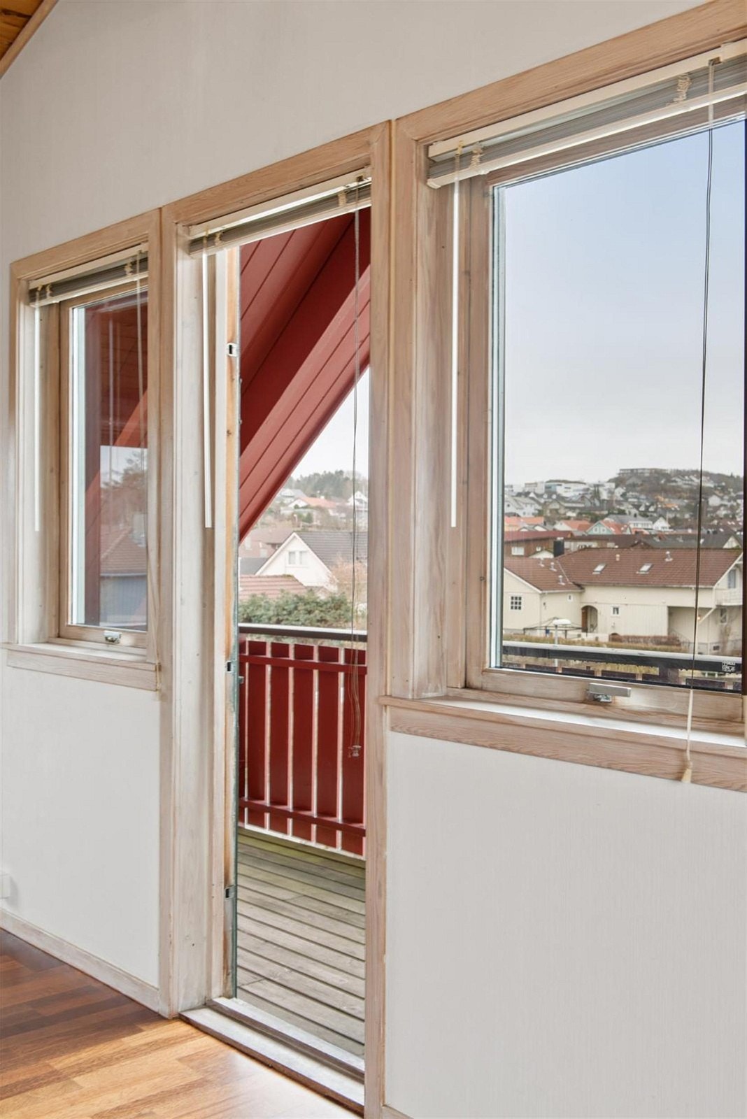 Utgang til en kjekk balkong. Galleribilde