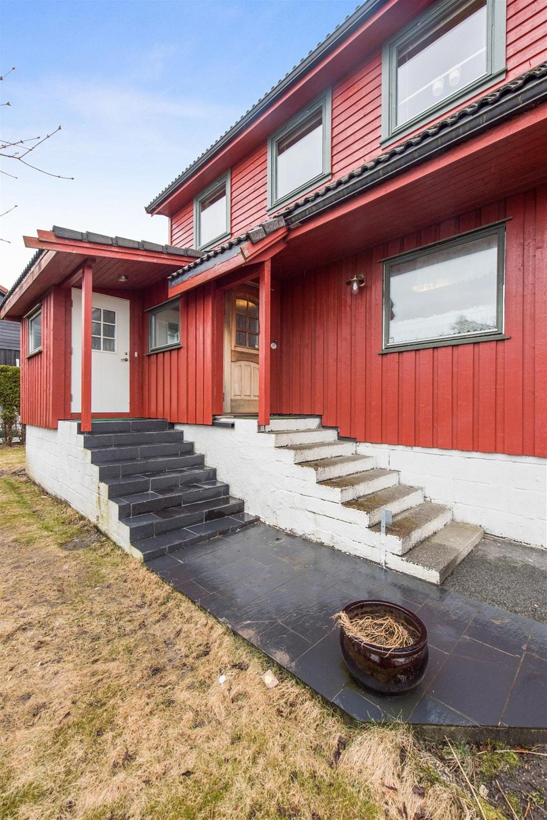 Inngang til både 1.etasje og 2.etasje. Galleribilde