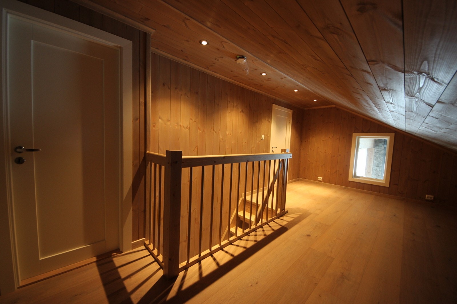 Loftstue med vindu mot 1.etg. Galleribilde